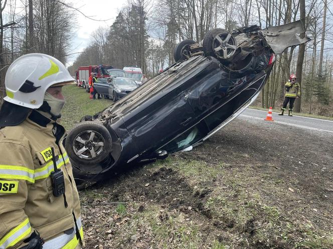 Pod Lubienią dachowało auto osobowe. Jedna osoba zabrana do szpitala