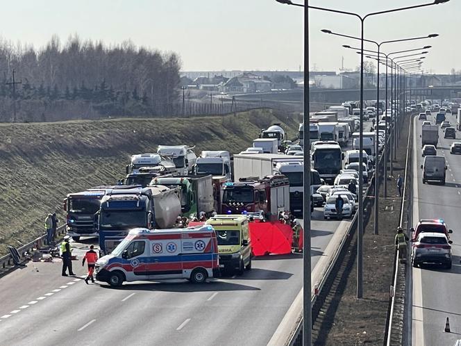 Zderzenie busa z cysterną. Ekspresówka całkowicie zablokowana