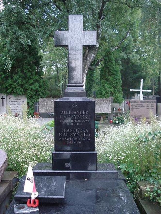 Tak wyglądają groby Jadwigi Kaczyńskiej i Rajmunda Kaczyńskiego