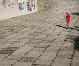 Ostrów Mazowiecka. 3-letnie dziecko bez żadnej opieki! Gdzie byli rodzice? Nie wiadomo