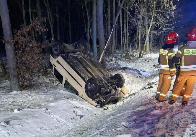 Roztrzaskał fiata i uciekł. Zostawił ciężko rannego kolegę. 25-latek pijany i z sądowym zakazem