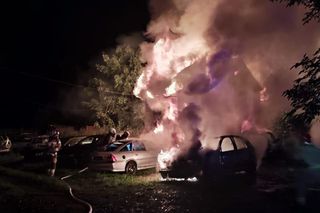Groźny pożar na Dolnym Śląsku. Ogień strawił budynek i auta osobowe