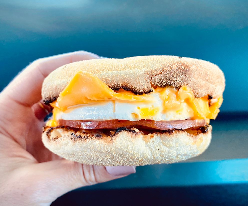 Domowy McMuffin z jajkiem i bekonem: przepis na ciepłą kanapkę śniadaniową