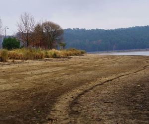 Mroczne klimaty nad zalewem brodzkim. Idealne na spacer dla fotografów