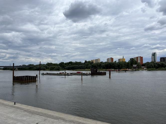 Warszawa: trwa budowa mostu pieszo-rowerowego przez Wisłę