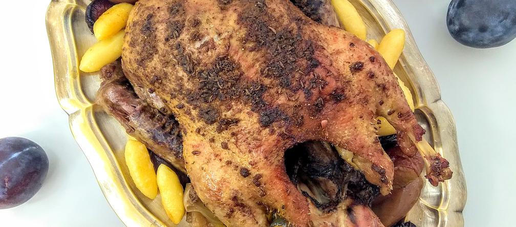 Kaczka pieczona z jabłkami i śliwkami