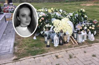 Grób 18-letniej Kasi utonął w białych różach