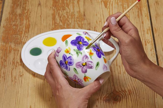 Jak ozdobić ceramiczny kubek – krok po kroku