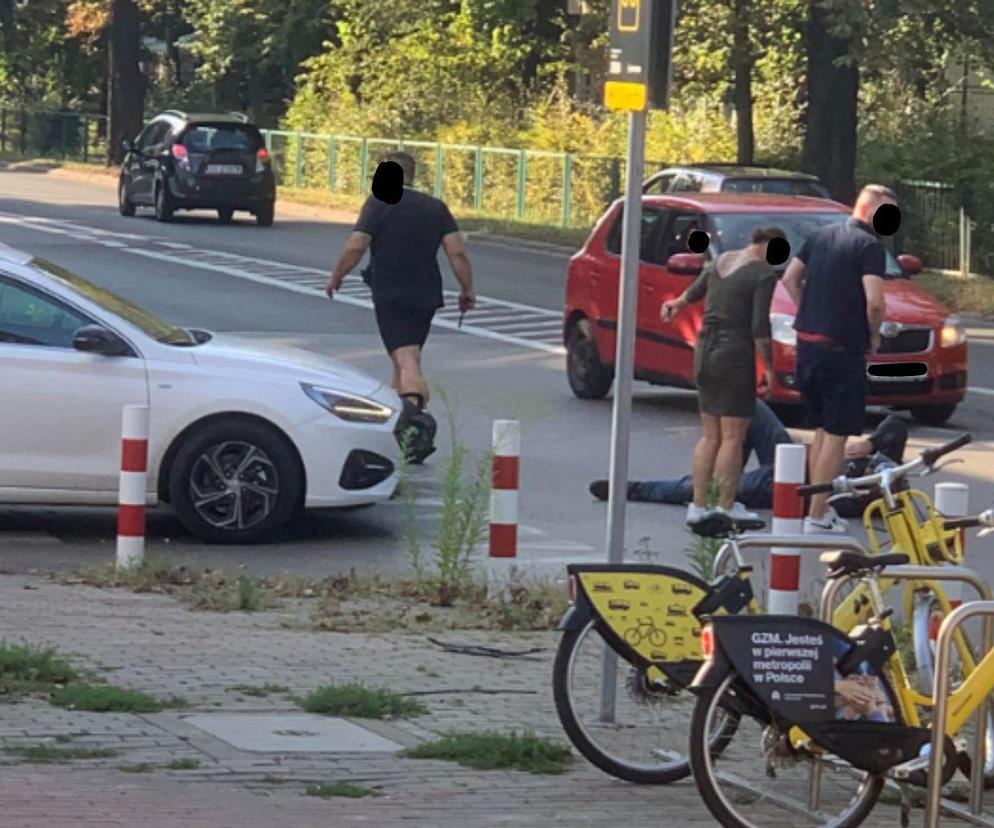 Bytom: motocyklista trafił do szpitala po zderzeniu z dwoma samochodami osobowymi