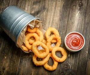 Przekąski meczowe: paluszki serowe i krążki cebulowe