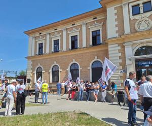 Protest przed siedzibą PKP Cargo w Tarnowskich Górach