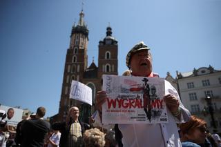 Marsz Wolności w Krakowie wspierający centralny, warszawski marsz z okazji 4 czerwca. Tysiące ludzi na Rynku Głównym
