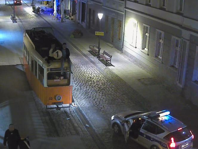 Weszli na dach zabytkowego tramwaju w centrum Bydgoszczy