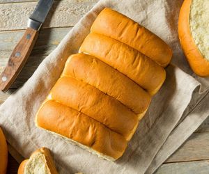 Najlepsze bułki do hot dogów. Prosty przepis na domowy fast food