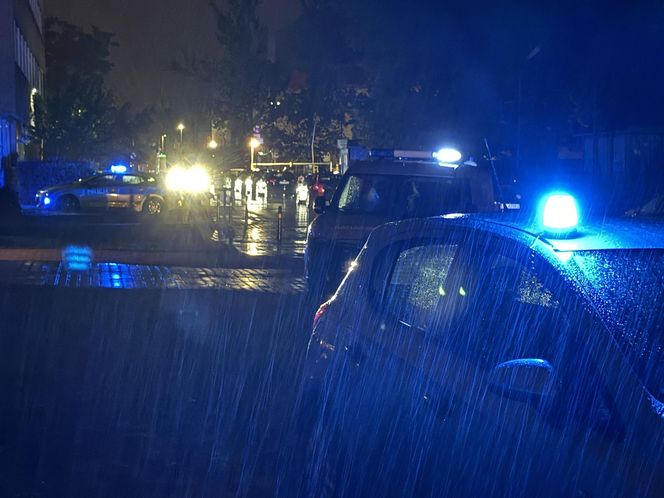 Z mieszkania na Mokotowie wydobywał się dym. W środku znaleziono ciało mężczyzny. Leżało wśród szalejących płomieni