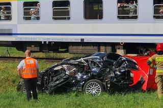 Dylewo. Audi zmiażdżone przez pociąg na przejeździe kolejowym. Nie żyje 45-letni kobieta