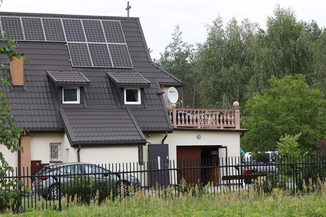 Zbrodnia pod Grójcem. Ksiądz przyznał się do zabójstwa. Policja przeszukała plebanię [ZDJĘCIA]. Kontener: Warszawa