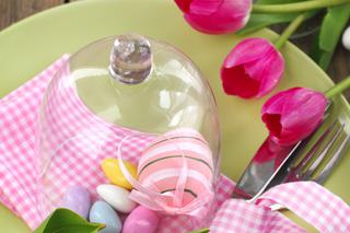 Wielkanocny stół z różem