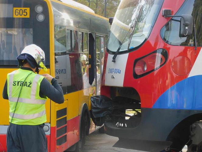 Autobus miejski zderzył się z pociągiem WKD. Ranni pasażerowie przewiezieni do szpitala