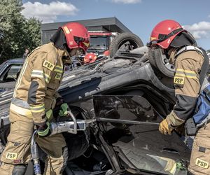 Dwa rozbite samochody i wiele poszkodowanych osób. Tak wyglądała specjalna akcja przed krakowskim szpitalem 