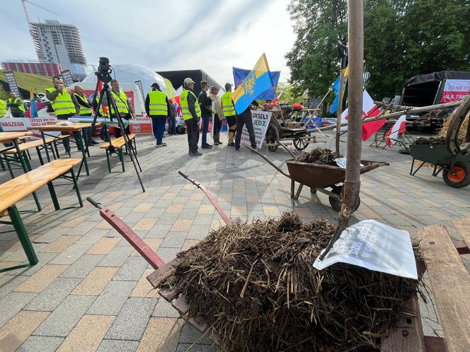 Rolnicy wjechali z gnojem na Europejski Kongres Gospodarczy w Katowicach. Protest przeciwko Zielonemu Ładowi