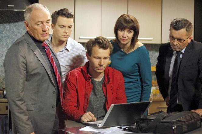 Pierwsza miłość. Karol Weksler (Karol Strasburger), Igor (Rafał Mohr), Grażyna (Grażyna Wolszczak), Natan (Krzysztof Kwiatkowski), Radek (Mateusz Banasiuk)