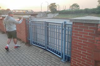 Mieszkańcy Wrocławia z zaniepokojeniem obserwują rzekę Odrę przepływającą pomiędzy osiedlami Kleczków i Różanka