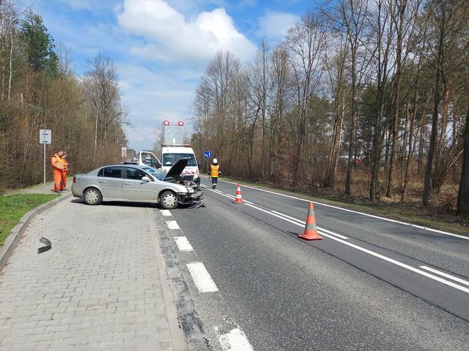 Pod Lubienią dachowało auto osobowe. Jedna osoba poszkodowana