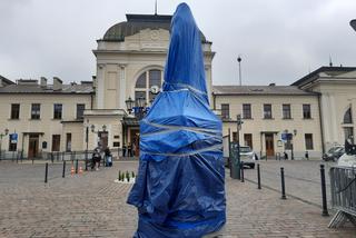 Pomnik Kaczyńskiego już stanął w Tarnowie. Jakie są reakcje mieszkańców?