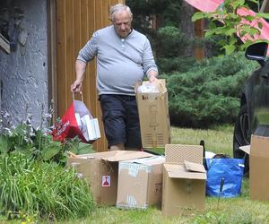 Marek Kondrat sprząta śmieci na działce na Mazurach