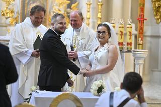 Poseł Michał Moskal wziął ślub! Zachwycająca uroczystość.  Wśród gości nie zabrakło ważnych polityków PiS [ZDJĘCIA]