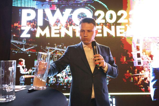 Sławomir Mentzen znowu w formie. Gloryfikuje uzależniający, rakotwórczy napój, jakim jest piwo