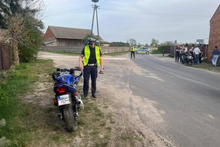 Motocyklista uderzył w znak drogowy. Nie miał uprawnień i kasku i był po alkoholu [ZDJĘCIA]