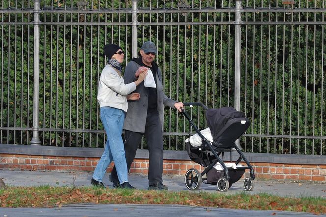 Krzysztof Ibisz z rodziną na spacerze