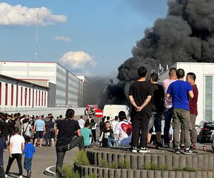 Mazowieckie. Pożar hali w Wólce Kosowskiej. Trwa ewakuacja i gaszenie obiektu [ZDJĘCIA]