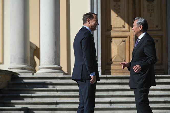 Chiński szef MSZ Wang Yi w Polsce. Spotyka się z Sikorskim i Nawrockim