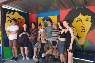 Przystanek w Ługwałdzie zmienił się nie do poznania. Wiatę przyozdobiło prawdziwe arcydzieło!