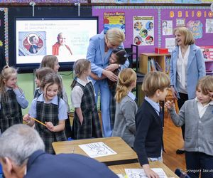 Uroczy gest Agaty Dudy wobec chłopczyka! Pomogła mu zawiązać bucik [ZDJĘCIA]