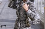 Justyna Steczkowska leci na Eurowizję! Na lotnisku pojawiła się z panterkowym stroju i masą walizek
