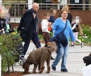 Ilona Łepkowska z mężem i psem na spacerze w Sopocie