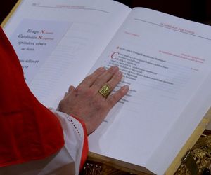 Z OSTATNIEJ CHWILI: Rozpoczęło się konklawe 2025 – kardynałowie złożyli przysięgę w Kaplicy Sykstyńskiej