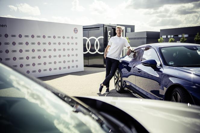 Piłkarze Bayernu odbierają nowe Audi e-tron GT