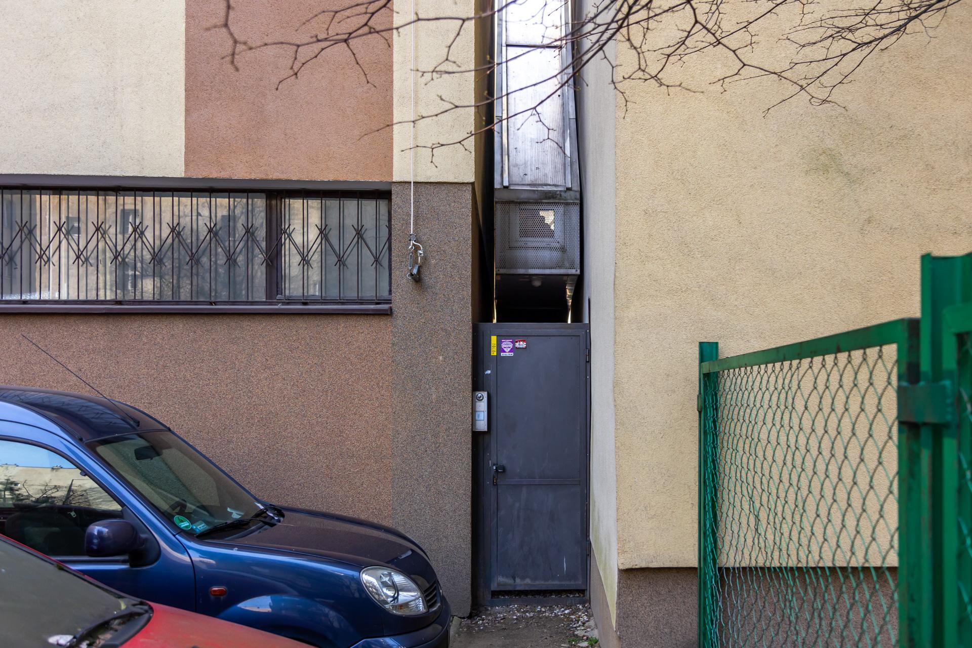 To najwęższy dom na świecie - zdjęcia. Dom Kereta stoi w Warszawie, ma jedynie 152 cm szerokości