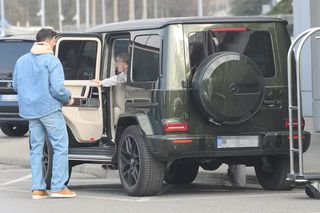 Robert Lewandowski z rodziną na lotnisku