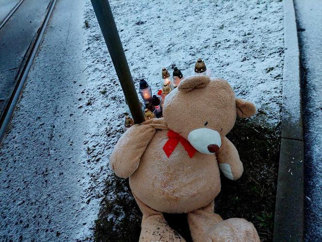 Tramwaj śmiertelnie potracił 14-latkę. Mieszkańcy Bydgoszczy przynoszą znicze, kwiaty i pluszaki