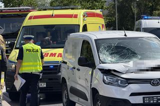 Samochód uderzył w pieszych na Bielanach. Nie żyje jedna osoba