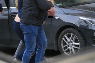 Doprowadzenie mężczyzny, zatrzymanego w sprawie morderstw emerytek