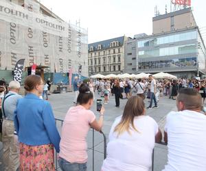 Potańcówki przed Teatrem Śląskim w Katowicach. Roztańczony Wyspiański porwał tłumy