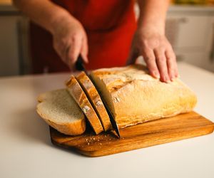 Z tym przepisem poradzi sobie każdy. Chleb na jogurcie to idealny pomysł na wypiek