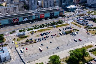 Plac Defilad w Warszawie straci parking, a zyska zieleń. Zamiast planowanych tu budynków będzie trawa i łąka kwietna